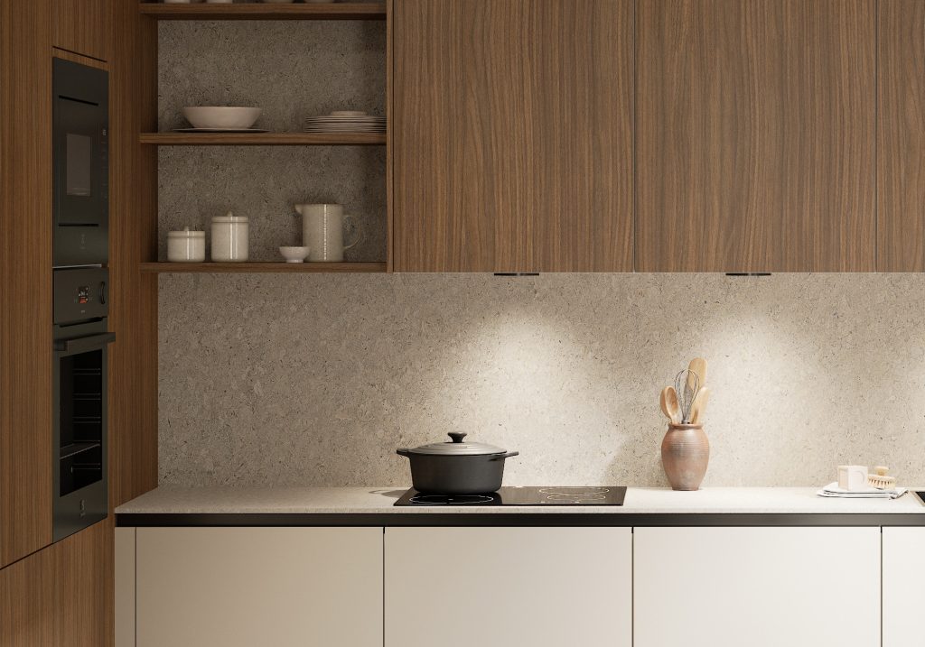 Modernt litet kök. Väggskåp med luckor i valnöt.