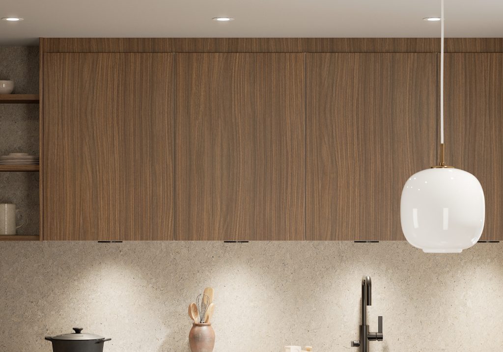 Närbild på modernt litet kök. Väggskåp med luckor i valnöt.