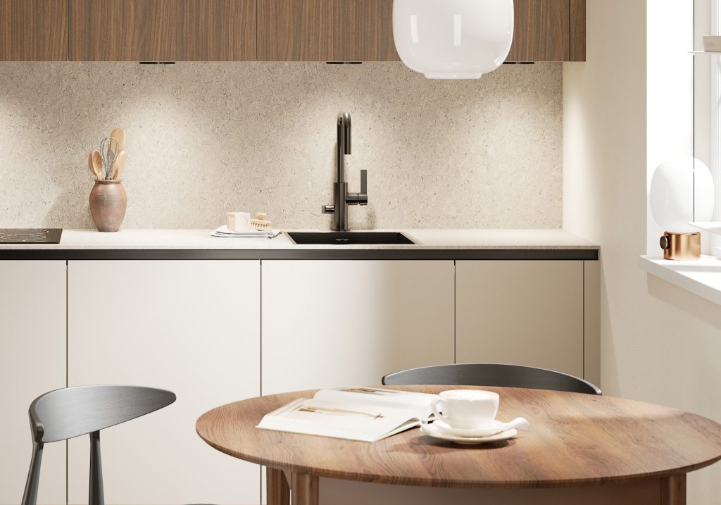 Modernt litet kök. Väggskåp med luckor i valnöt. Bänkskåp med sandfärgade luckor. Diskho och blandare i svart.