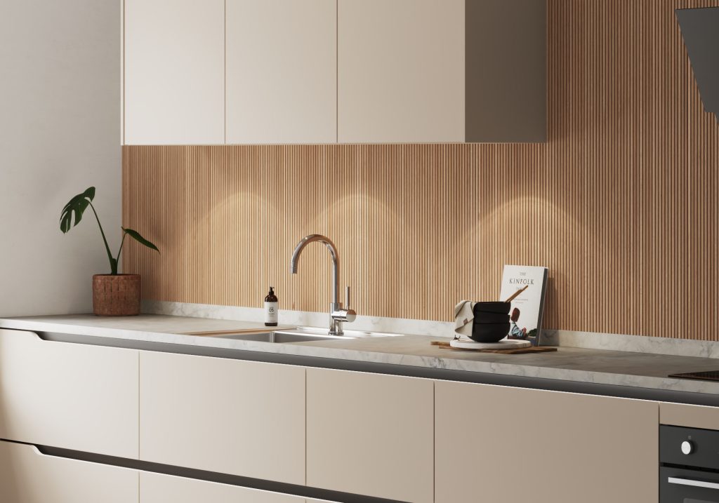 Modernt kök med sandfärgade luckor och lådfronter. Vacker träpanel bakom diskbänk.
