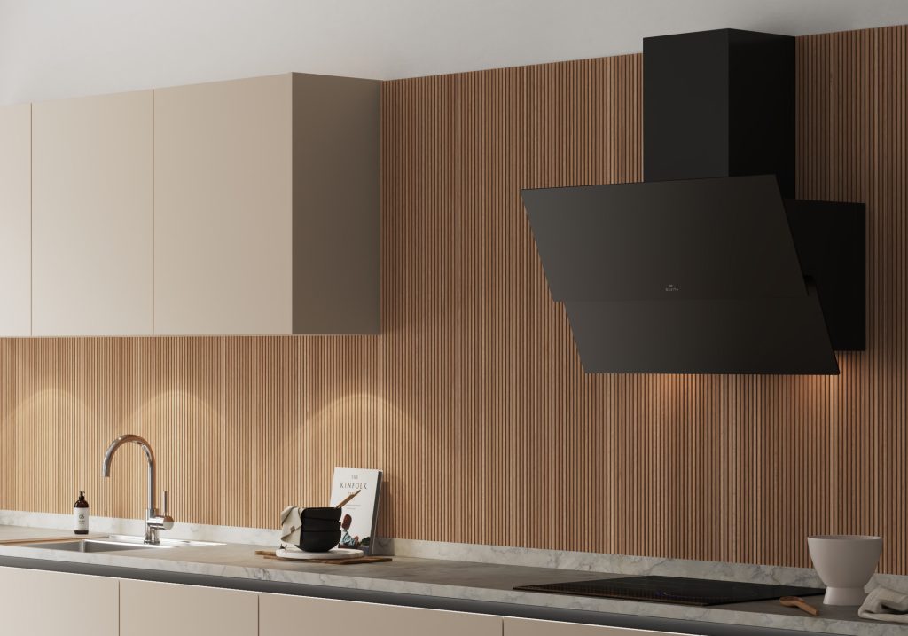 Modernt kök med sandfärgade luckor och lådfronter. Svart köksfläkt och vacker träpanel bakom diskbänk.