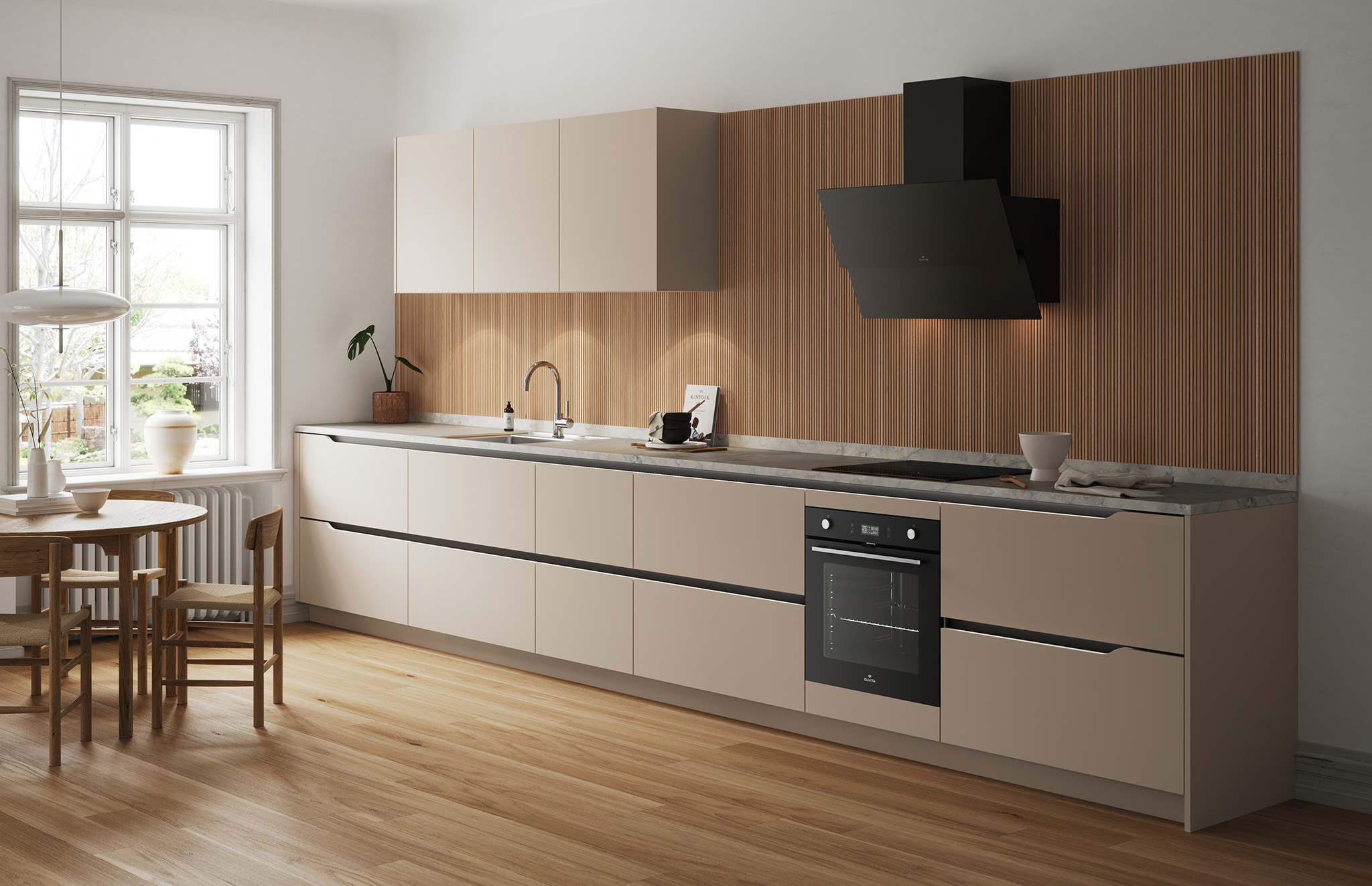 Modernt kök med sandfärgade luckor och lådfronter. Svart spis och spisfläkt.