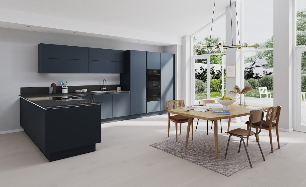 Öppet L-format kök i villa. Fjordblå luckor, dold kyl och frys samt svart ugn.