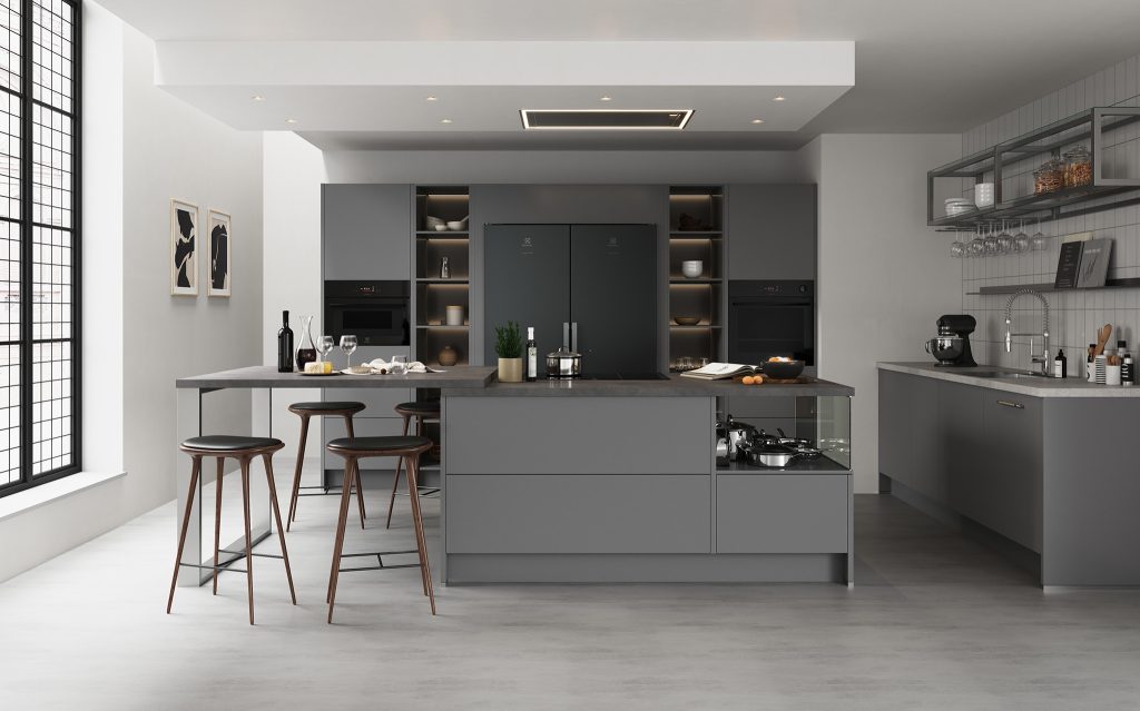 Modernt kök med skiffergrå luckor. Köksö i mitten av bilden.
