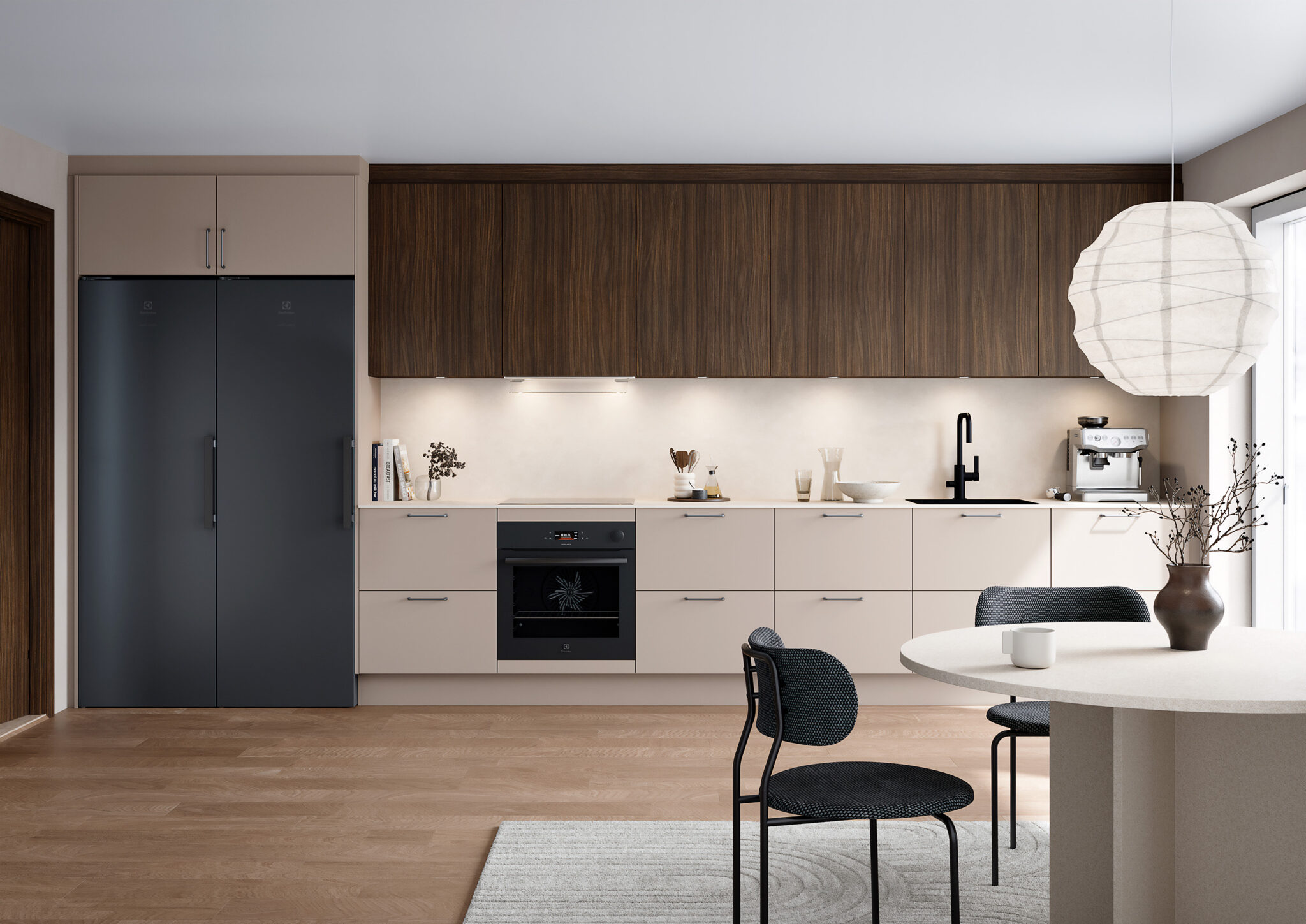 Ett varmt och välkomnande kök i toner av valnöt och macchiato