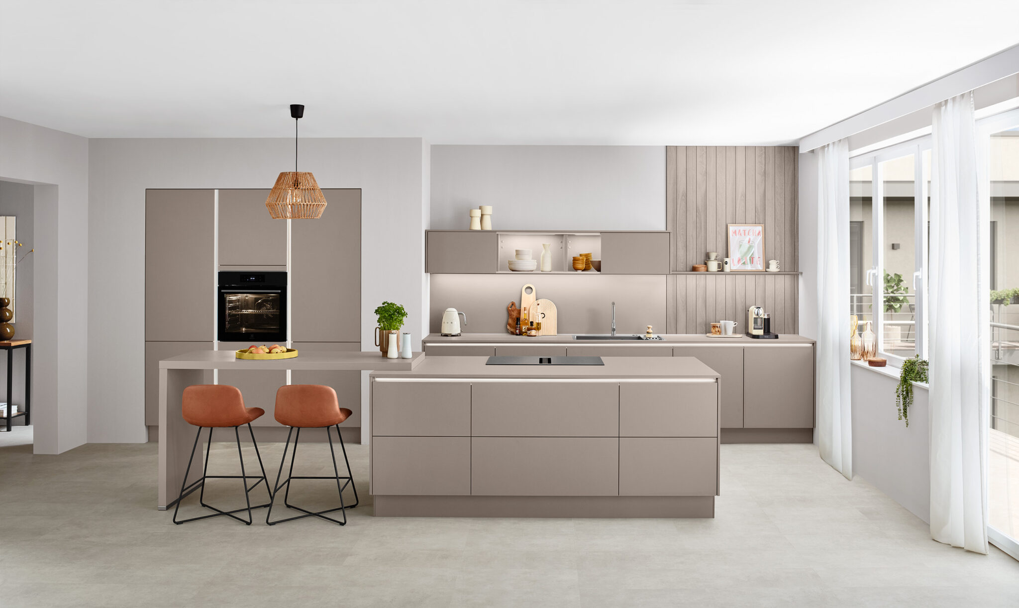 Modernt kök i dämpade brun