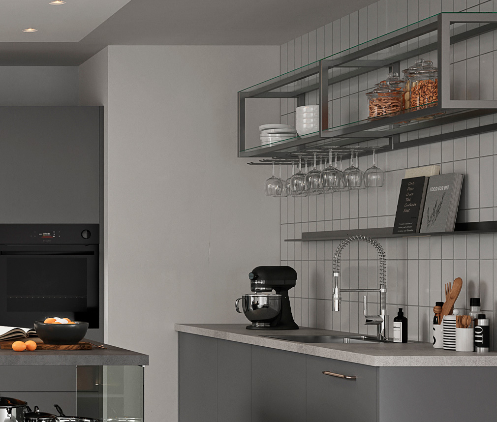 Stilrent skifferfärgat kök i industristil