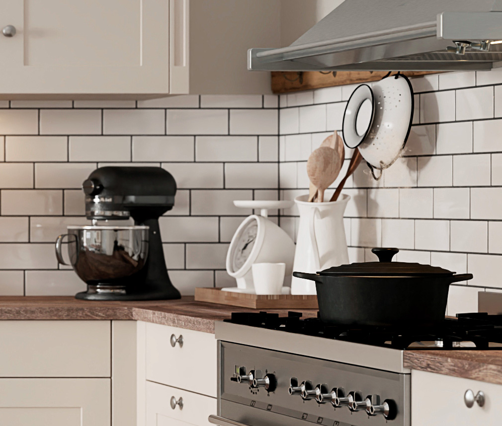 Ett lantligt kök i färgen sand och vitt kakel