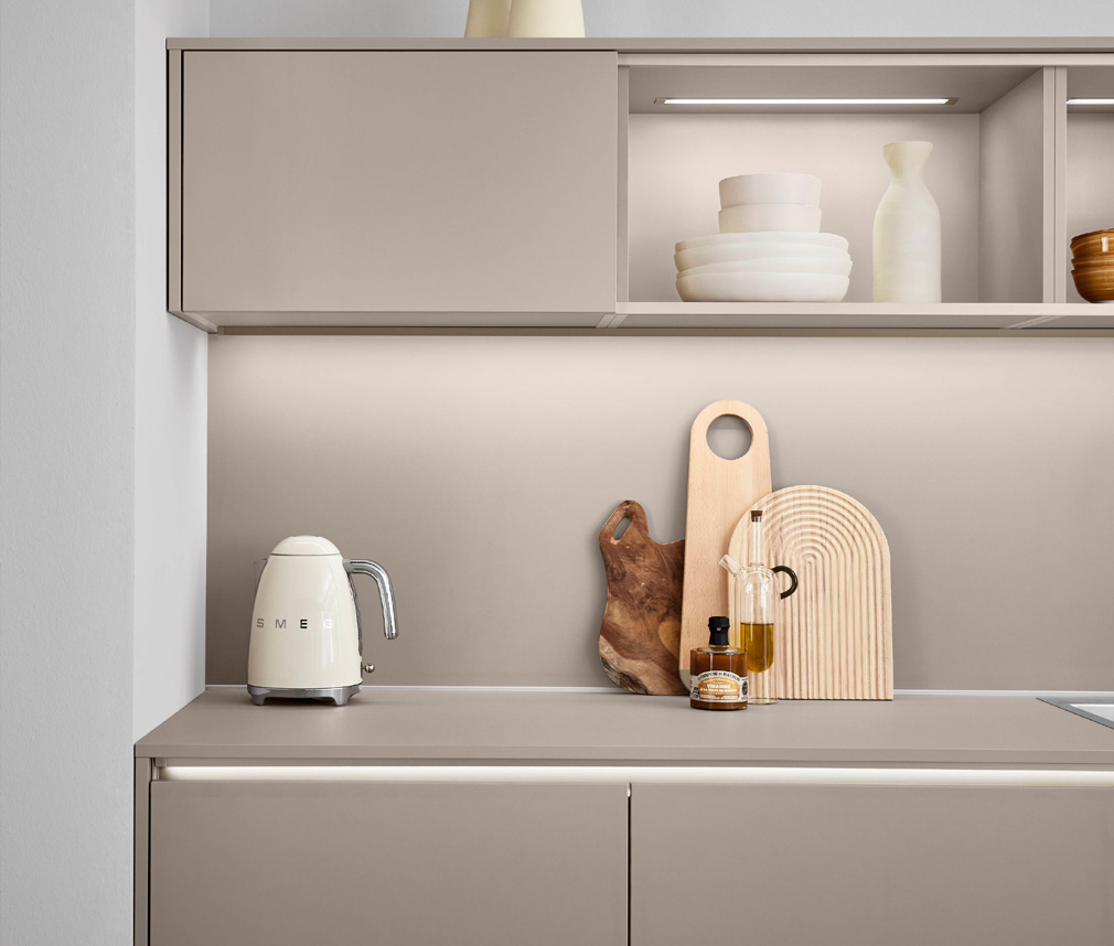 Modernt kök med belysning i grepplister på skåpluckor