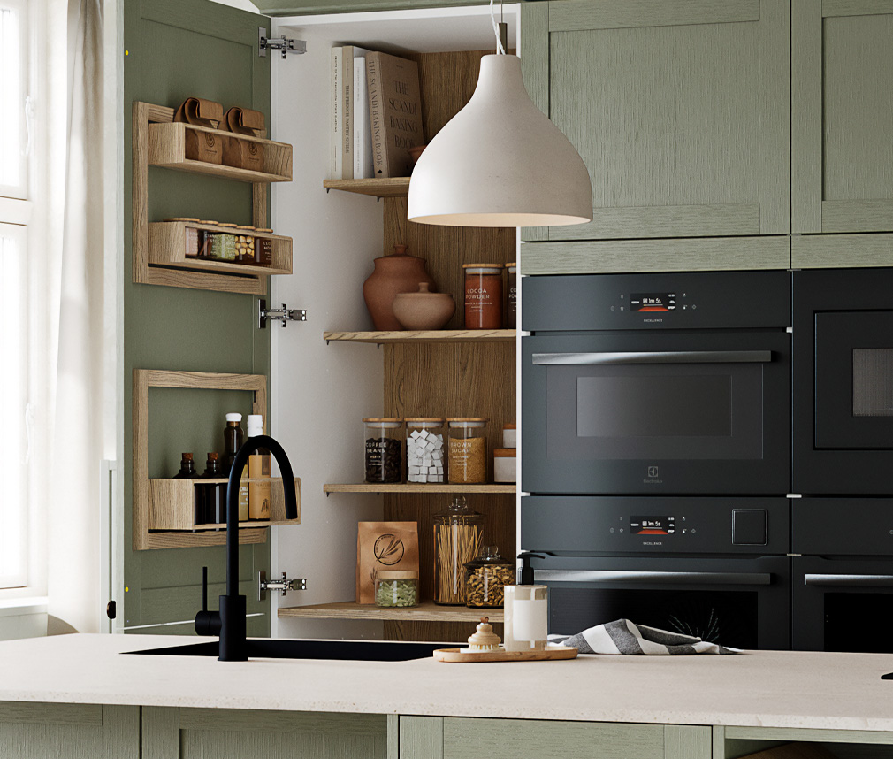 Grönt shaker med svart diskho, svart blandare och svart ugn och smart förvaring