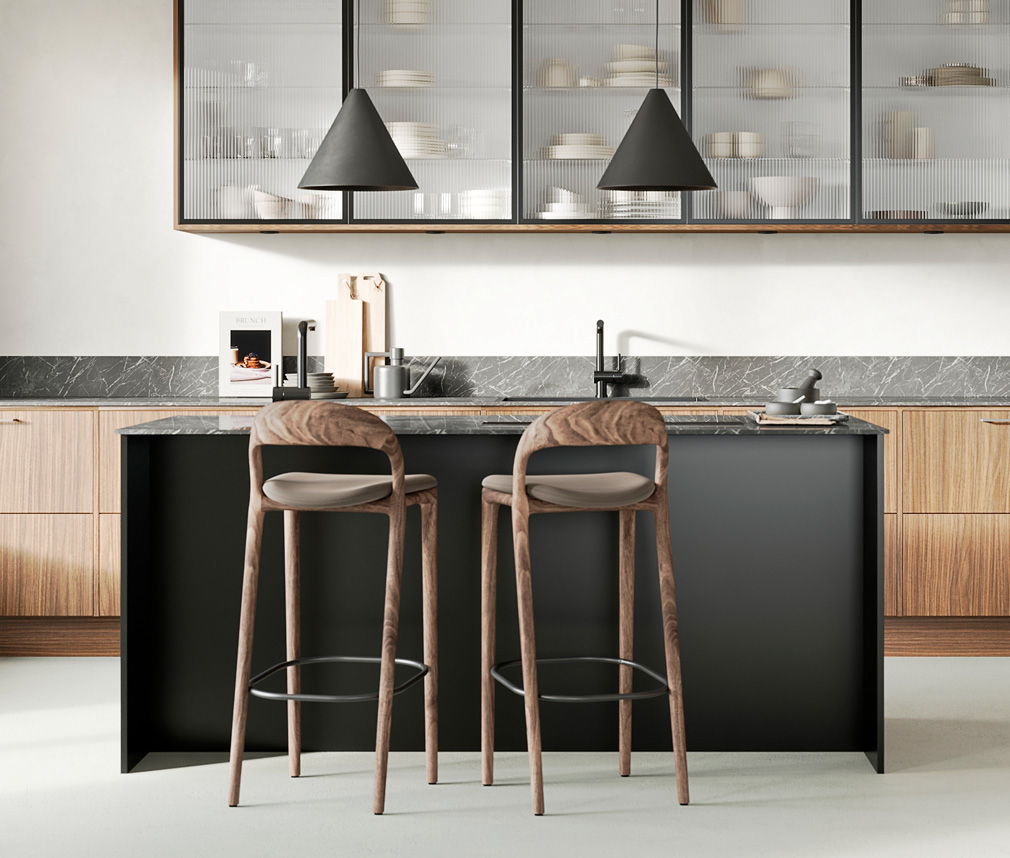 Modernt kök i valnöt och svart med bänkskivor i marmor